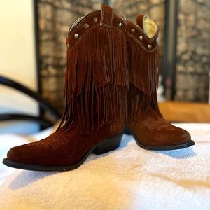 ❤️‍🔥BEAUTIFUL Girls SHYANNE Suede Fringe Boots!!!   Size 2!!🫶🏼